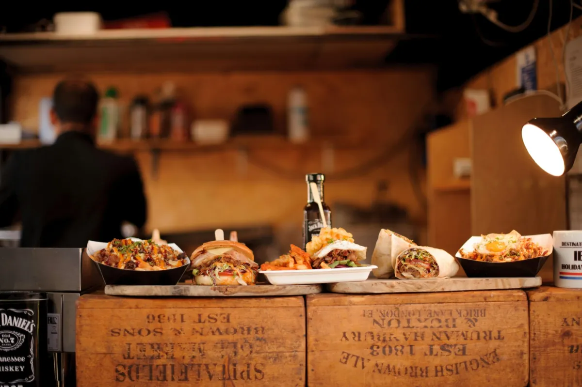 Burger, loaded fries en wrap uit foodtruck