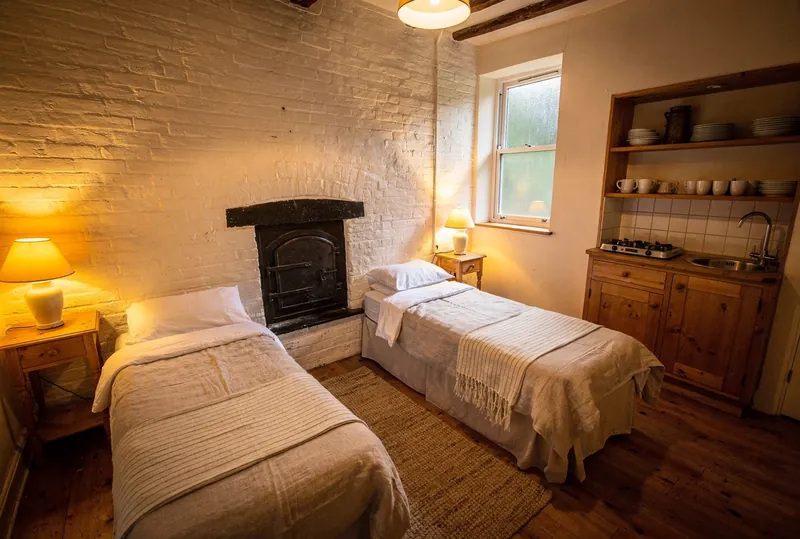 Kamer met twee bedden in oud bakhuis