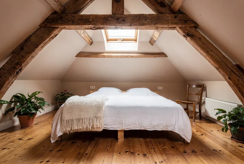 Slaapkamer op de hooizolder met eiken balken