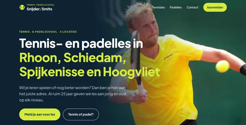 Homepage van Tennis-Padelschool Snijder/Smits met een tennisser in een geel shirt