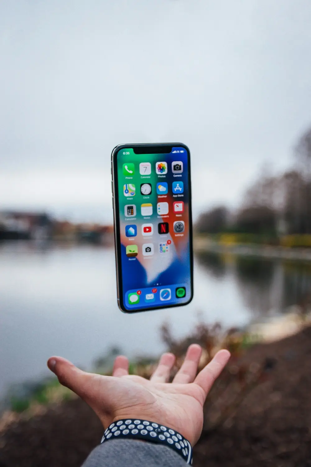 Smartphone met apps zweeft boven een open hand